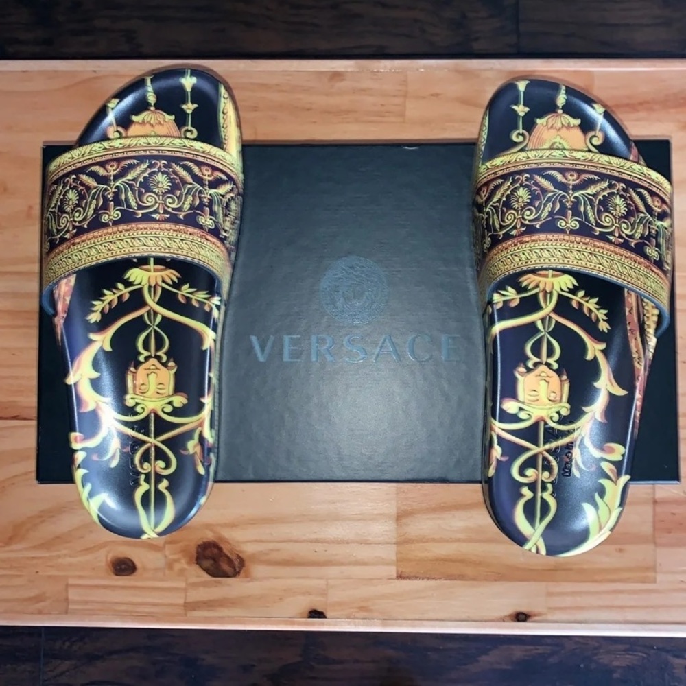 ❌SOLD❌ 💯Authentic Versace Baroque Print Slide